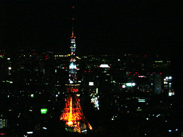 夜、ライトアップされた東京タワー